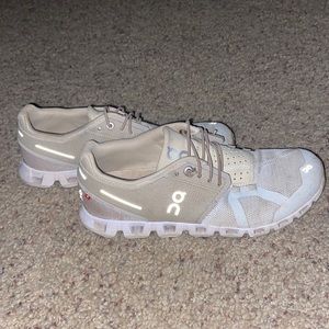 Women’s On Clouds Size 8